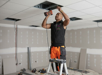 Faux plafond avec dalles et éclairage