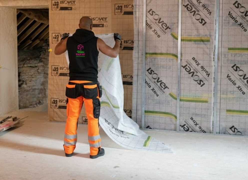 Pose d’isolant dans un mur